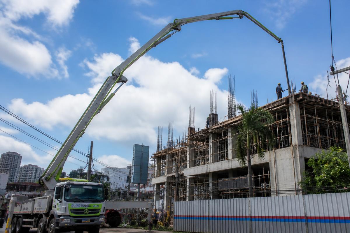 Unit sewa pompa beton boom panjang PT Samarinda Readymix memompa beton readymix ke lantai atas bangunan di Samarinda